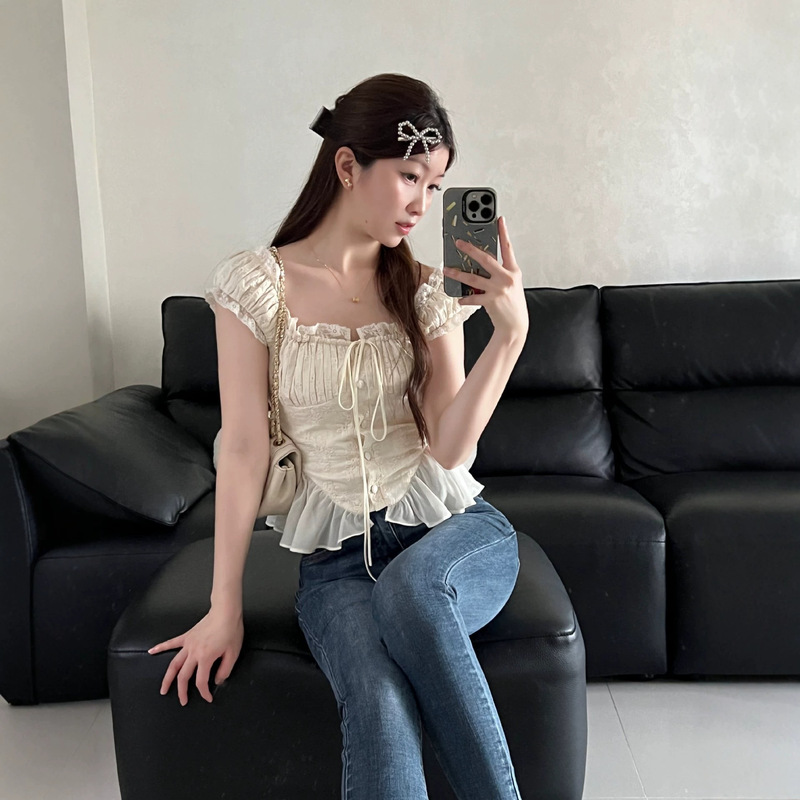 French-Style Gentle Lace Square-Neck Short-Sleeved Top for Women, New Summer Style, Waist-Cinching, Slimming, Lace-Trimmed, Fashionable and Versatile Blouse French-Style Gentle Lace Square-Neck Short-Sleeved Top for Women, New Summer Style, Waist-Cinching, Slimming, Lace-Trimmed, Fashionable and Versatile Blouse