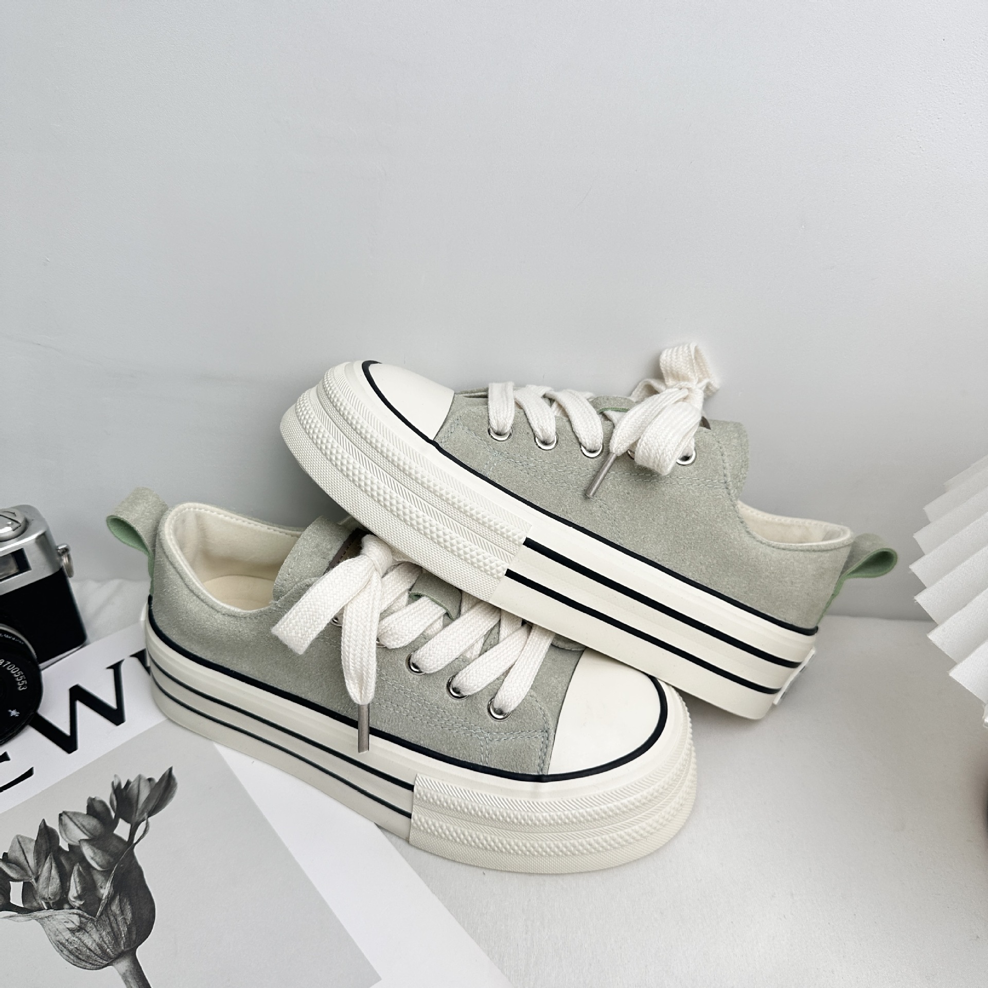 Zapatos blancos Yuanbo con un pedazo de tela de suela gruesa para mujeres 2025 nuevos zapatos de nicho universal zapatos casuales skate