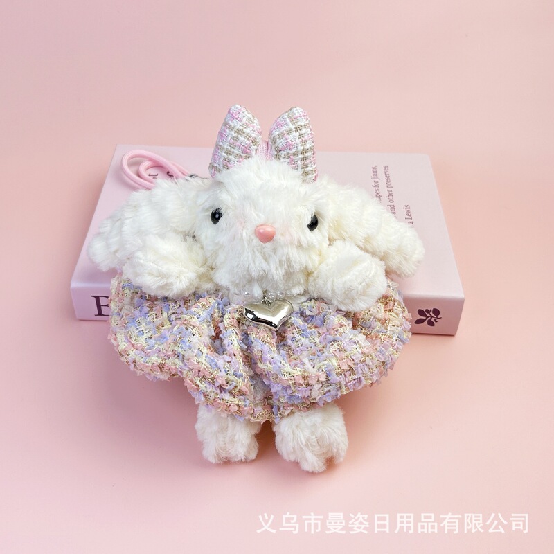 手作りのかわいい耳のウサギのぬいぐるみの少女の心の鍵は長い耳のウサギの王女のスカートの精巧なウサギの包みのペンダントを掛けます。|undefined