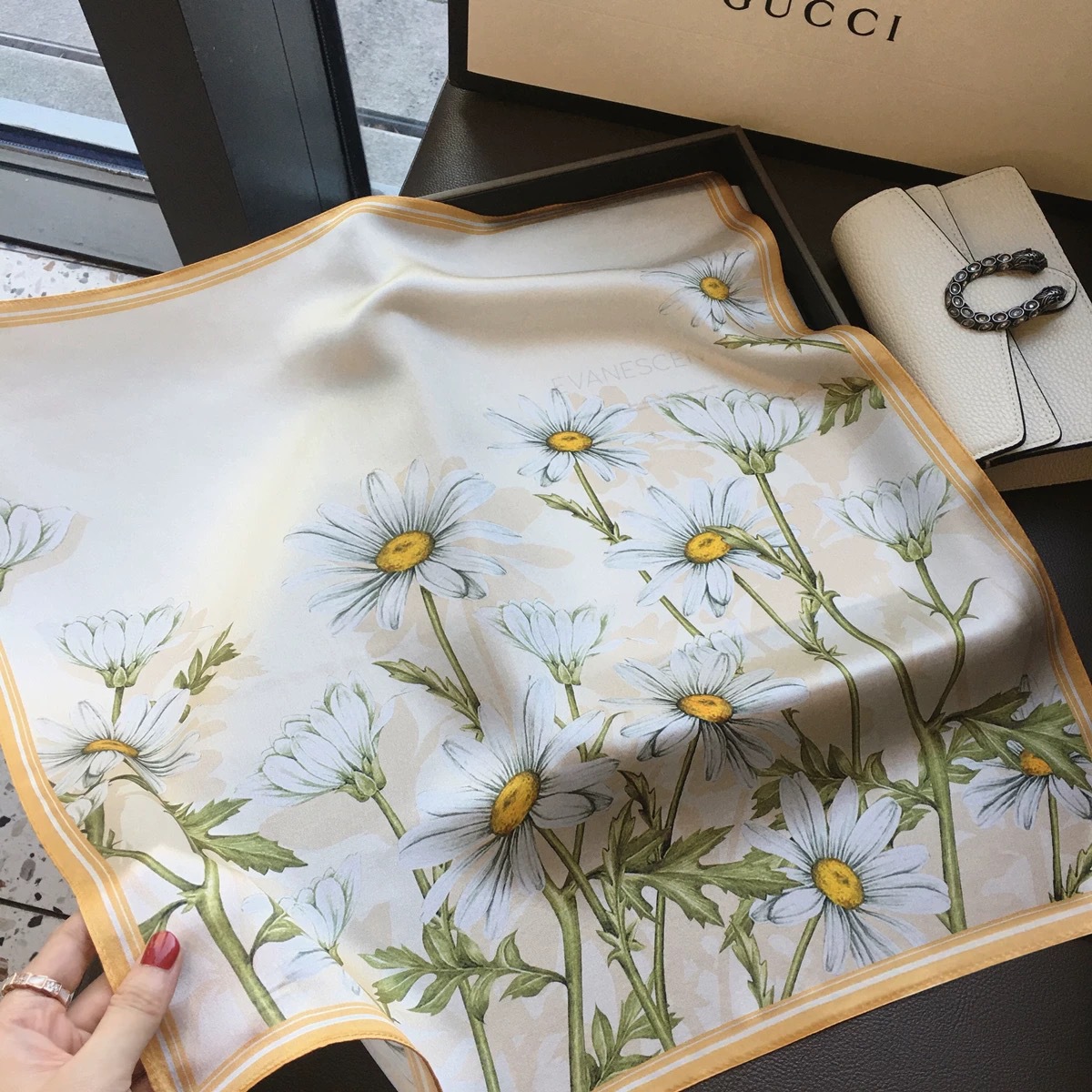 Primavera pequeña bufandas de seda ~ primavera y verano fresca sensación de reducción de la edad de las niñas coreanas pequeñas bufandas de seda de lujo ligero mujeres versátiles