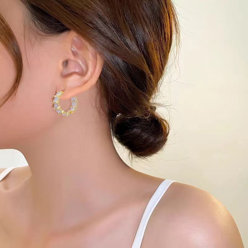 Botones de oreja de estilo explosivo de circón transfronterizos AAA Pendientes de sentido de alta gama de diseño de nicho Pendientes de cena de baile de lujo ligero femenino