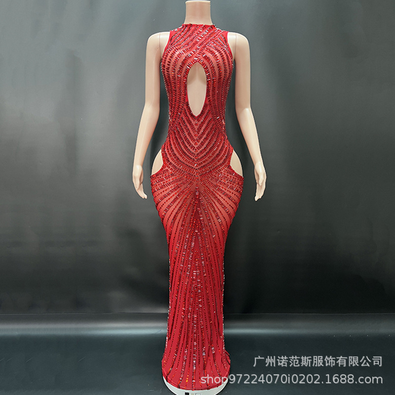 軽い贅沢なデザイン感の黒い水晶のドリルのファッション的な気質のドレスのスカートの年会の女性の高級感のドレスのモデルはショーを歩きます。|undefined