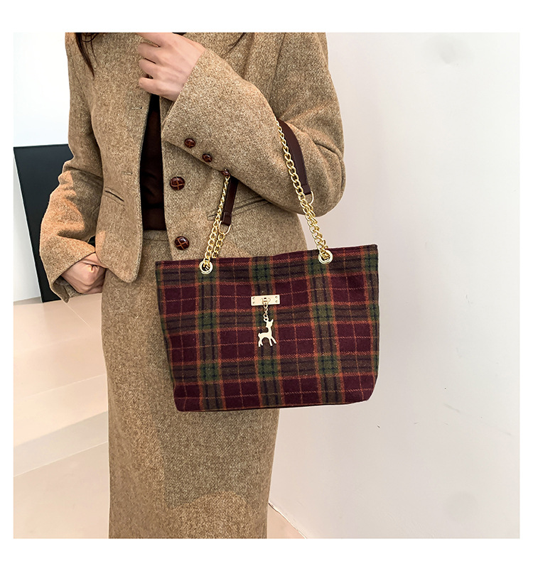 Fashionable woolen trendy striped deer bag for women, new autumn 2024 collection, chain niche single-shoulder crossbody bag undefined