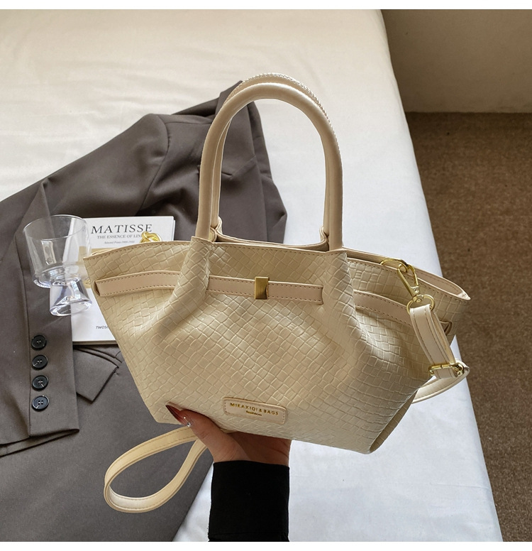 Simple crossbody bag 2025, single-shoulder bucket bag, Spring new style for work, Korean style bag, embossed commuting fashion bag for women undefined