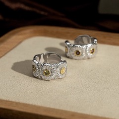 イタリアの純銀の小さいデイジーの指輪の女性の新型の口の指輪の金メッキはダイヤモンドの家の戒子の赤い本を入れて爆発します。