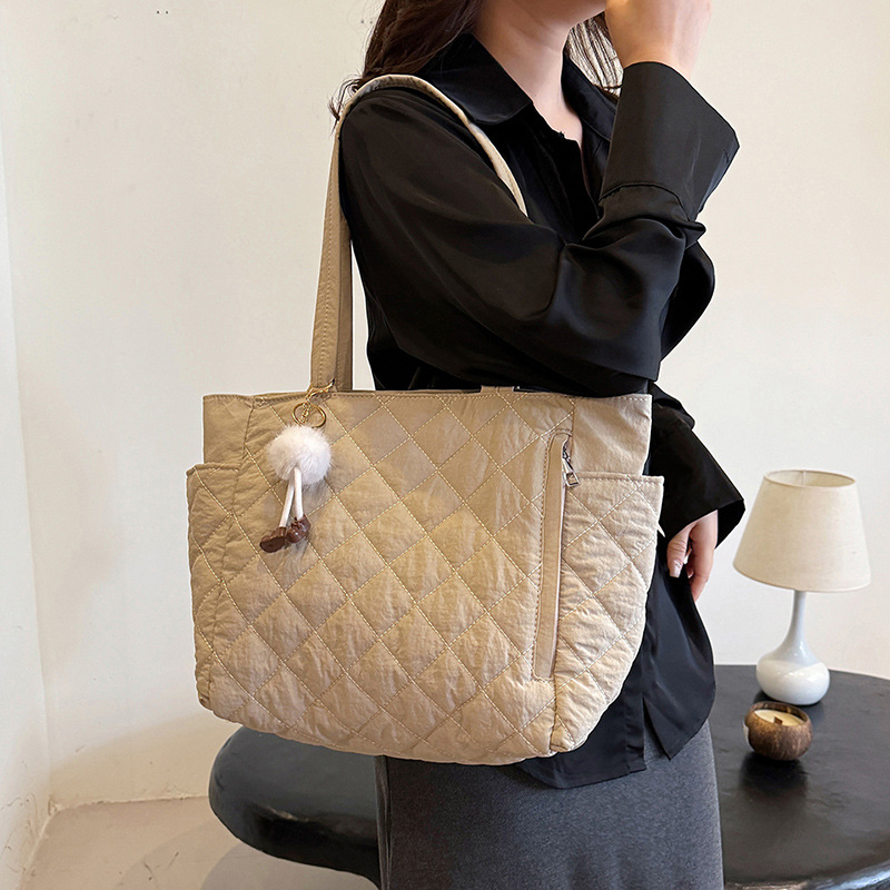 Women's Quilted Shoulder Bag Large Capacity Commuter Tote_voghion.com
