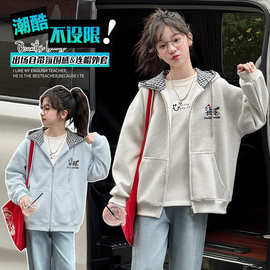 洋气女童卫衣春秋2026女孩大童卡通刺绣格子拉链衫外套韩系上衣潮