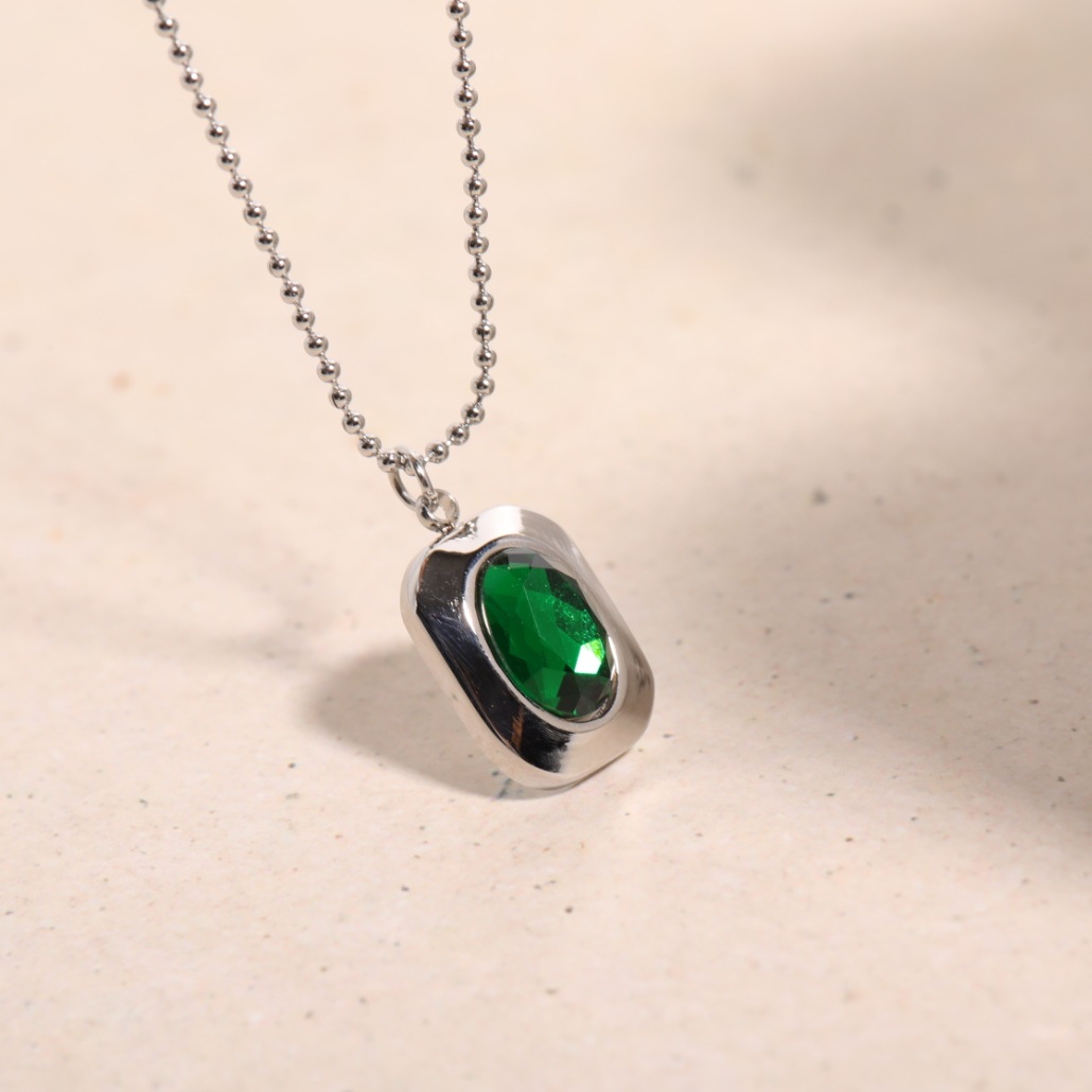 Fashion Simple Oval Emerald Zircon Titanium Steel Necklace display picture 2