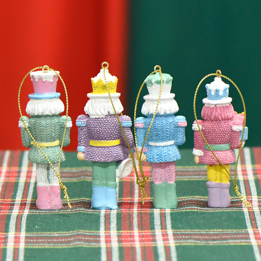 Nuevo conjunto de color de 8cm cuatro resina cascanueces regalos de Navidad nuevos productos directos de fábrica al por mayor