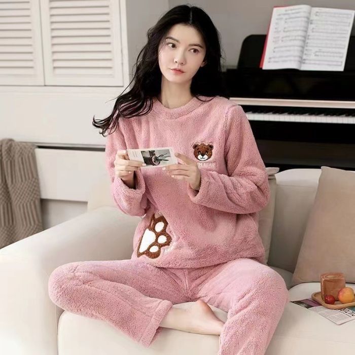 Pijamas de invierno al por mayor transfronterizos franela espesa dulce caricatura de mujeres ocio de manga larga calentamiento coral terciopelo ropa para el hogar