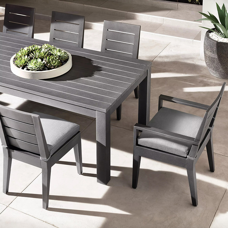 Mesa y sillas de patio al aire libre de alta gama terraza de jardín al aire libre impermeable a prueba de agua y protección solar de madera maciza mesa larga de hotel villa de madera