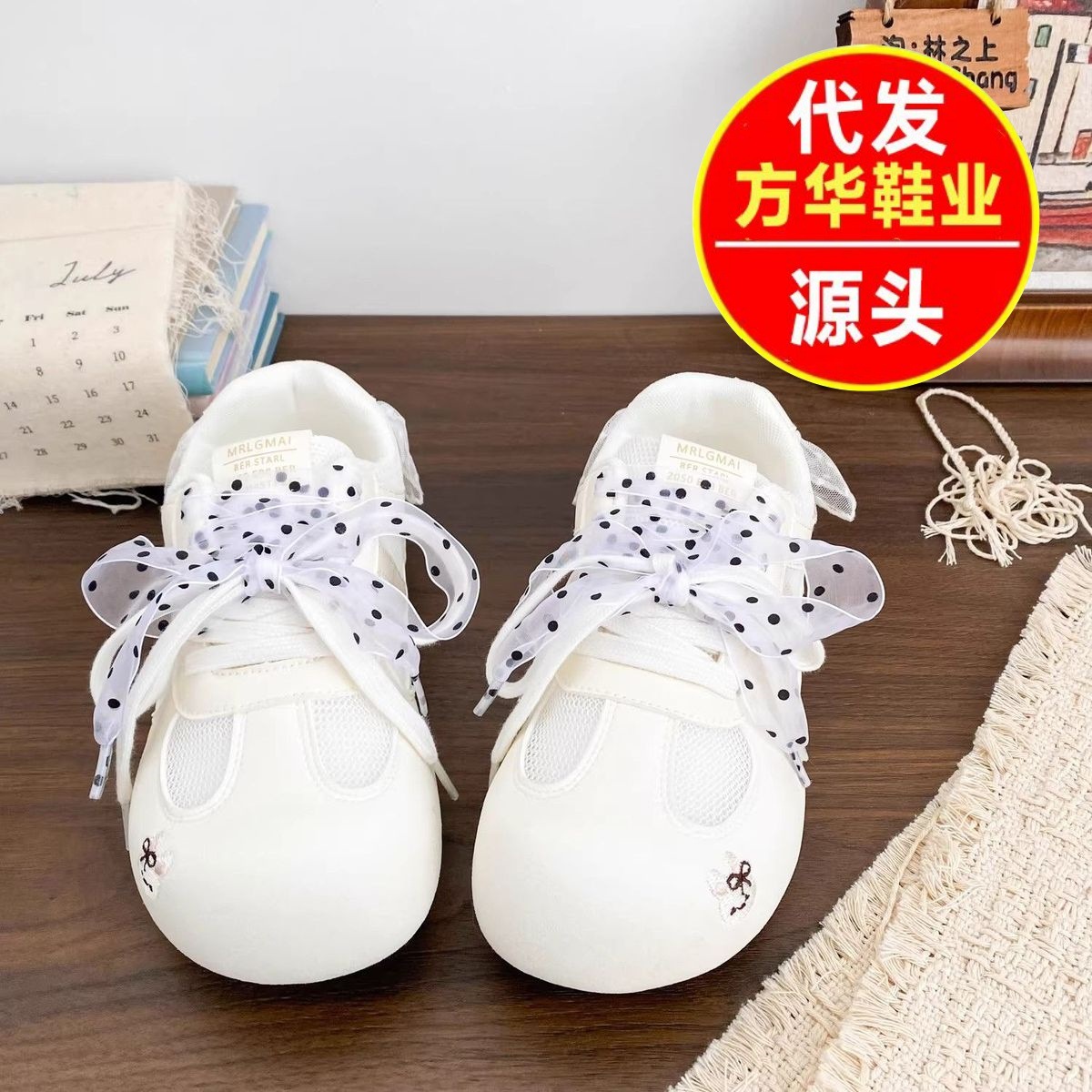 2026 primavera y verano nuevo estilo poco profundo y dulce estilo de moda versátil con una base plana cómoda con la cabeza redonda delantera zapatos deportivos de mujer