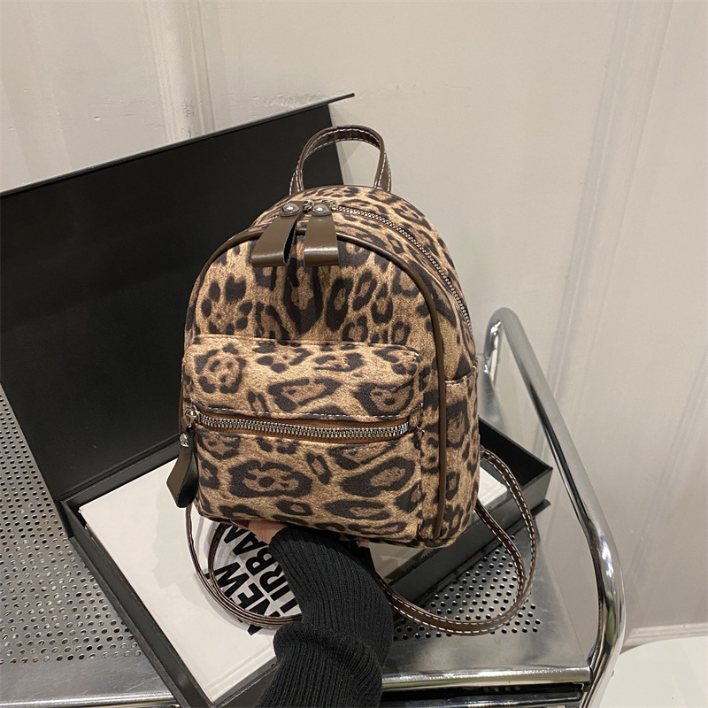 Mochila de leopardo retro para mujeres 2024 nueva moda versátil mochila de estudiantes otoño y invierno sensación de alto nivel bolso de mano transfronterizo