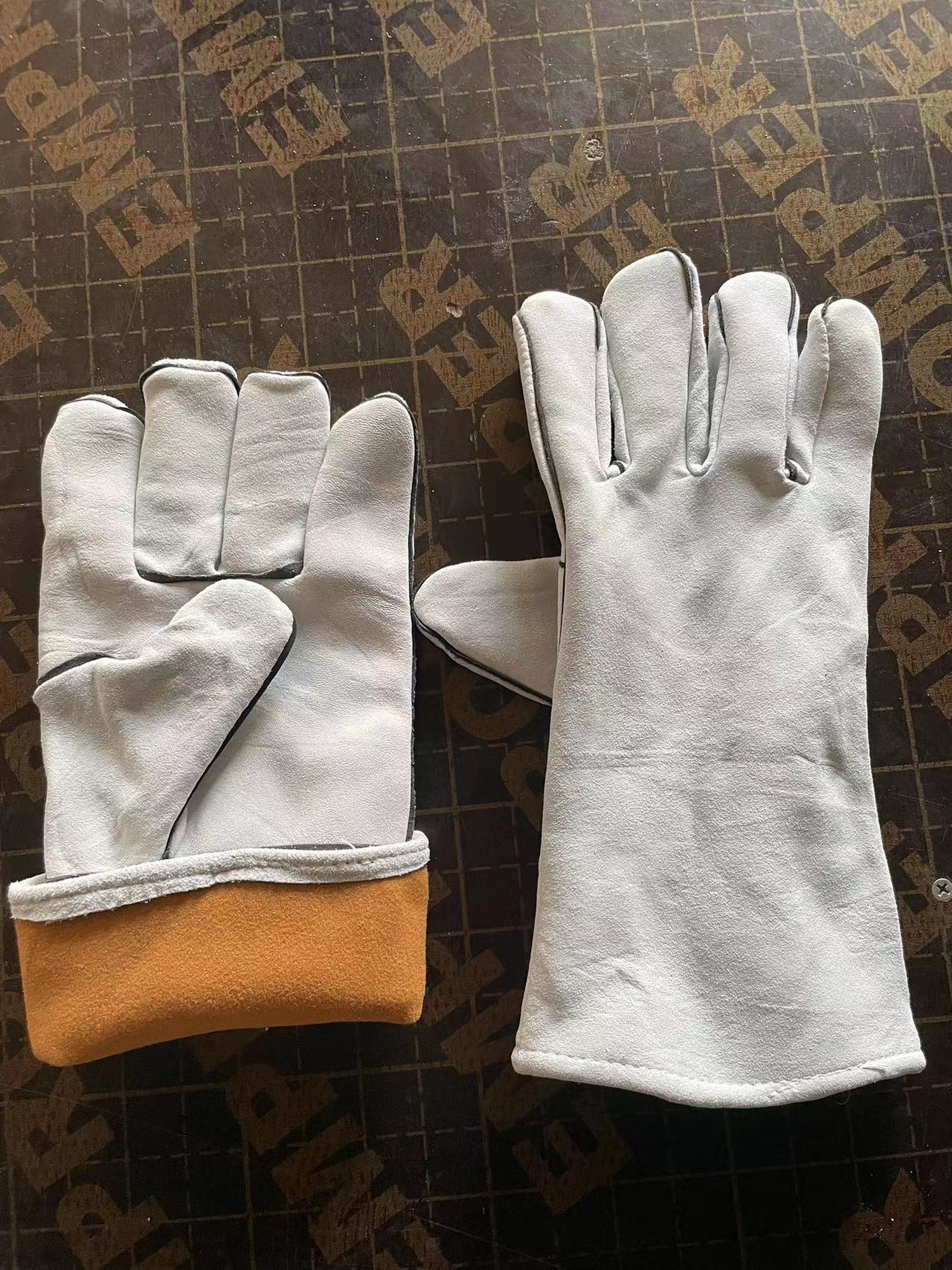 Guantes largos de soldadura de piel de vaca resistentes a altas temperaturas alargadas de doble capa de protección contra quemaduras guantes de protección contra quemaduras de soldadura de aislamiento térmico mecánico