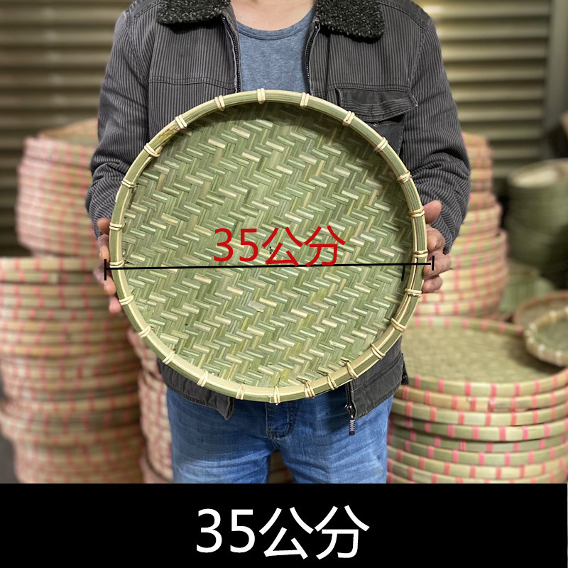 箕竹は箕竹ふるいを編んで手作りの竹製品の竹の絵馬を干します。|undefined