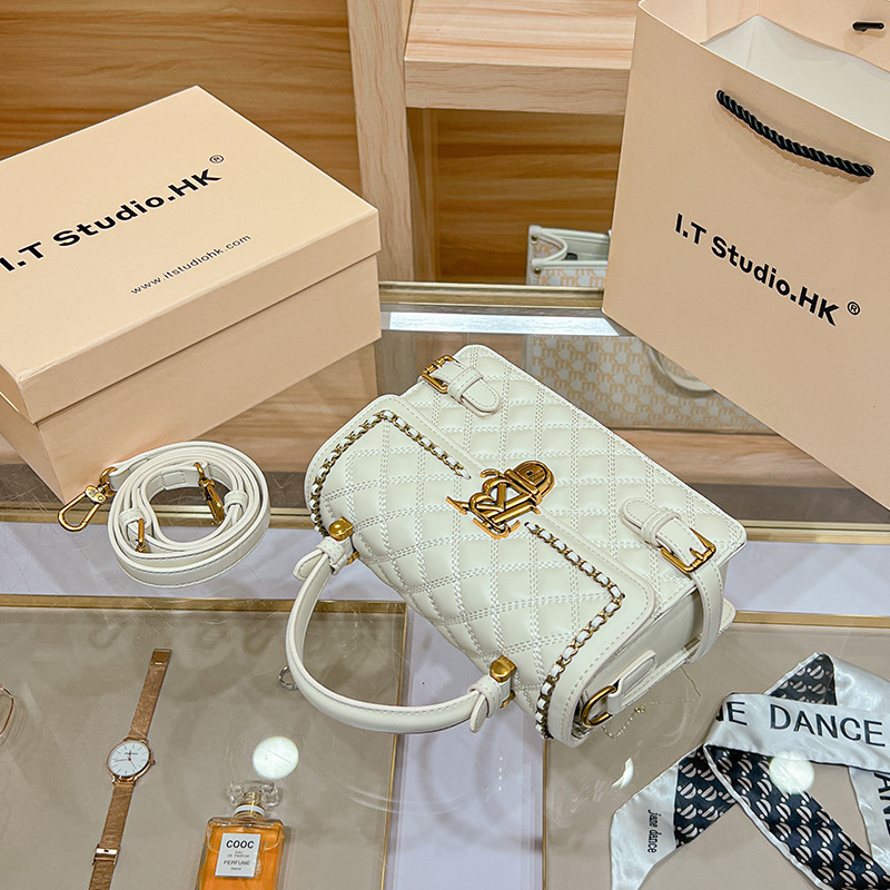 Black genuine leather hand-held square bag for women, diamond grid fashionable single shoulder crossbody small 2024 bag,_voghion.com