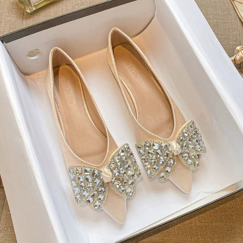 Стразы остроконечные одиночные туфли женская плоская подошва неглубокий рот 2024 новый темперамент дикая мягкая подошва обувь большой размер женская обувь 41 один 43