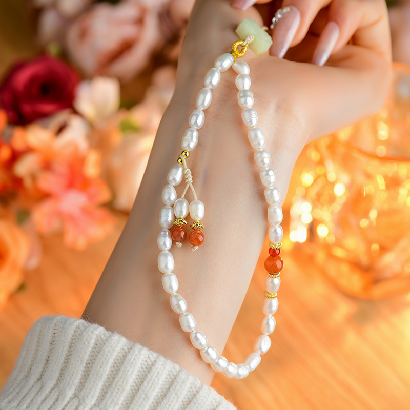 Wholesale natural pearl original design mobile phone chain wrist anti-lost lanyard pendant niche light luxury hanging accessories Wholesale natural pearl original design mobile phone chain wrist anti-lost lanyard pendant niche light luxury hanging accessories