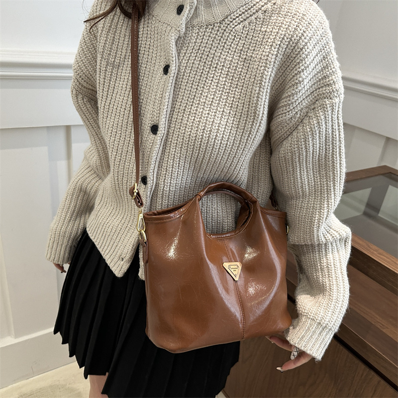 Alto sentido retro bolso de mano de mujer invierno 2024 bolsa de mano casual versátil de viaje mochila de hombro