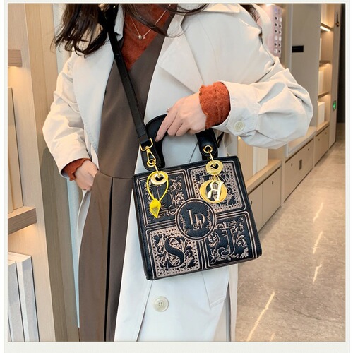 The trendy handbags of 2024, new, niche, minimalist, retro style, fashionable, super hot, grand women's handbags, crossbody bags