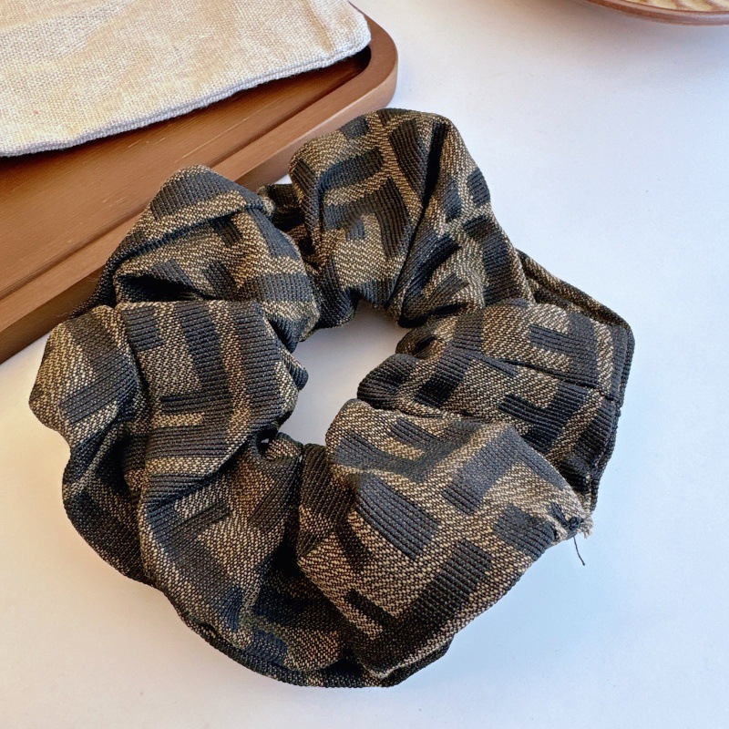 アルファベットの蝶結びのカチューシャは顔の小さいカチューシャを見せます。