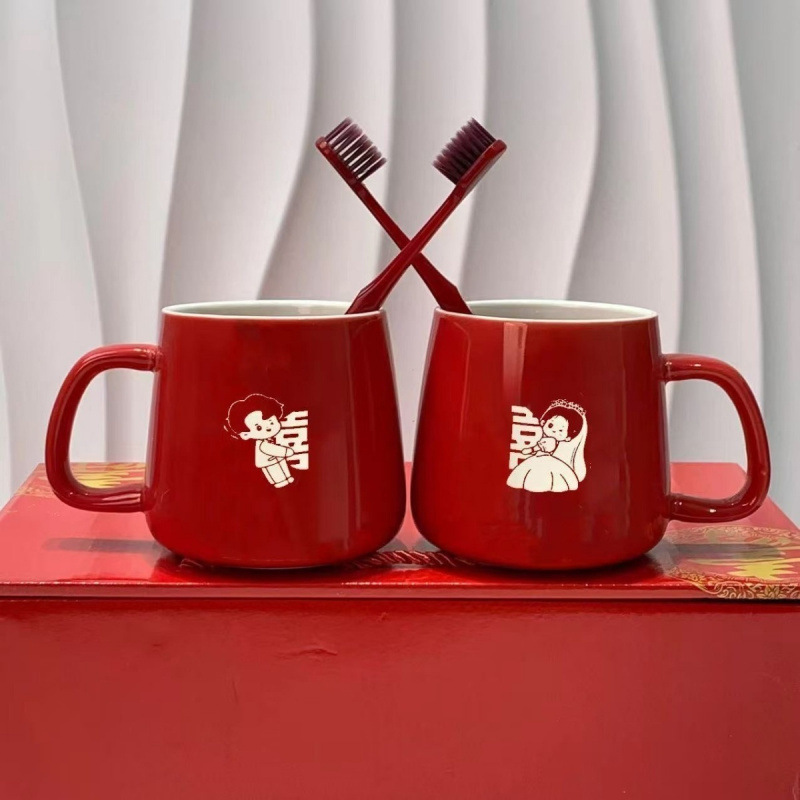 Recommended by the matchmaker: A pair of red ceramic wedding mouthwash cups for the bride and groom