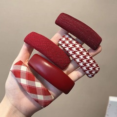 ワインレッドの前髪bbクリップの女性の額が砕けています。