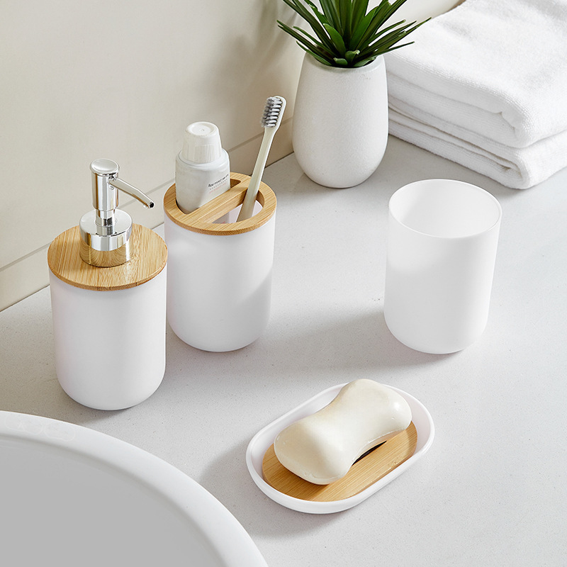 Baños nórdicos de cuatro piezas con cubierta de bambú y madera baño hotel casero taza de botella de loción caja de jabón