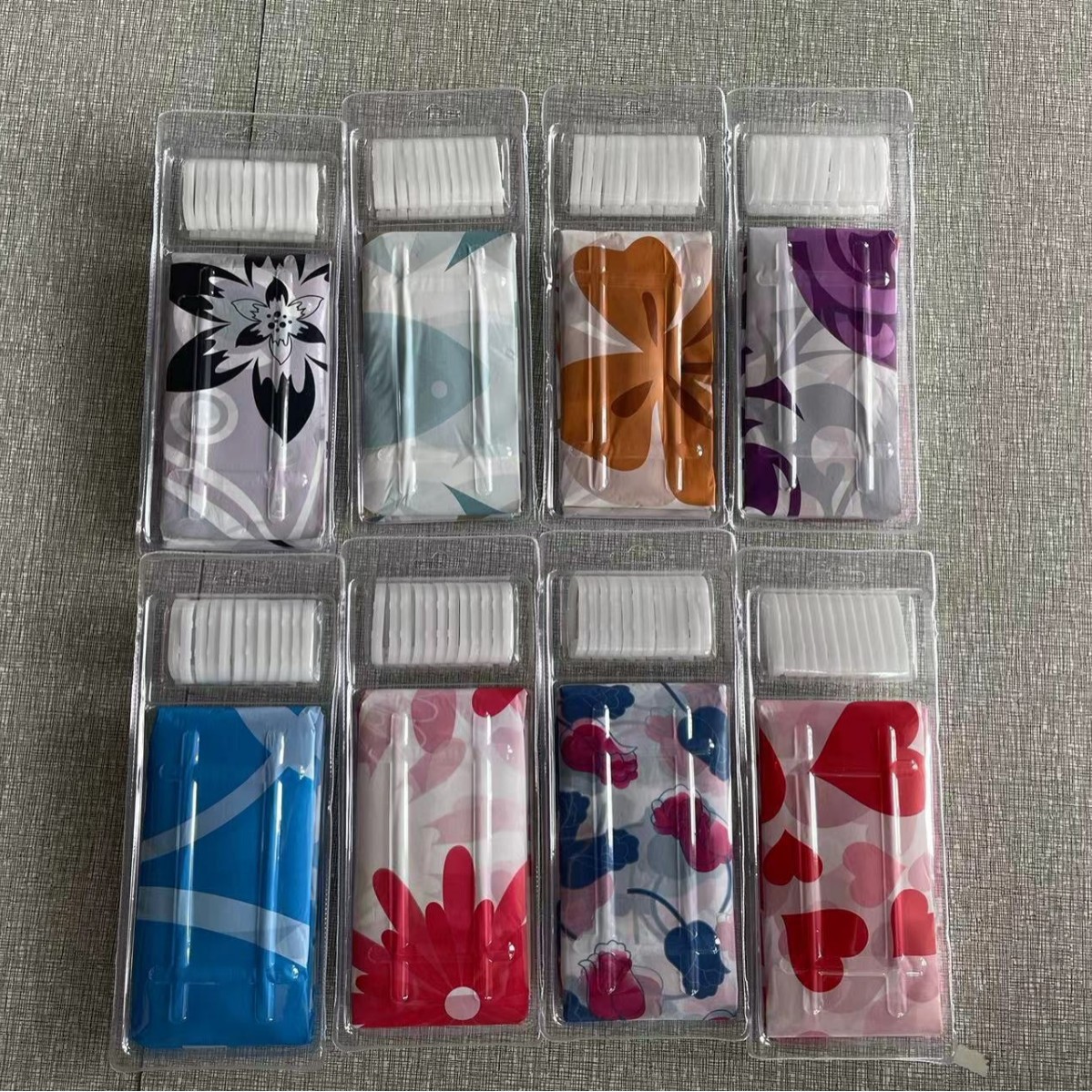 Cortinas de ducha impresas de PE al por mayor en existencia con juego de anillos para cortinas de ducha, cortinas desechables impermeables y prácticas, disponibles en varios diseños.