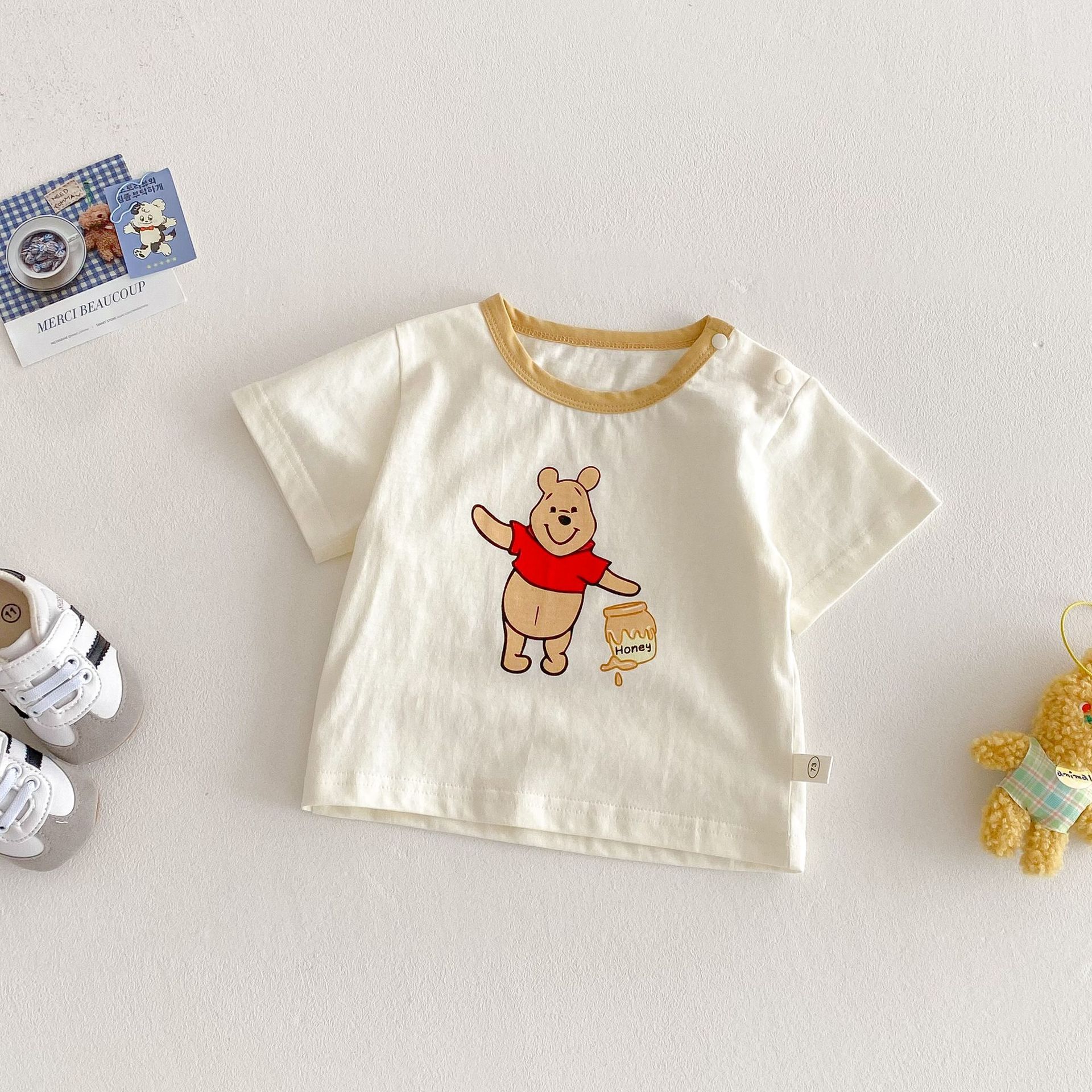 赤ちゃんの漫画のtシャツ2025新型の夏0-5歳の男の子の洋気は色の底のシャツの潮の赤ちゃんの熊の上着にぶつかります。