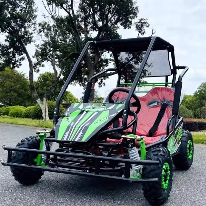 Padres e hijos para dos pequeños kart adultos pueden hacer lugares de entretenimiento de cuatro ruedas de gasolina playa de campo escénico al aire libre coche de deriva