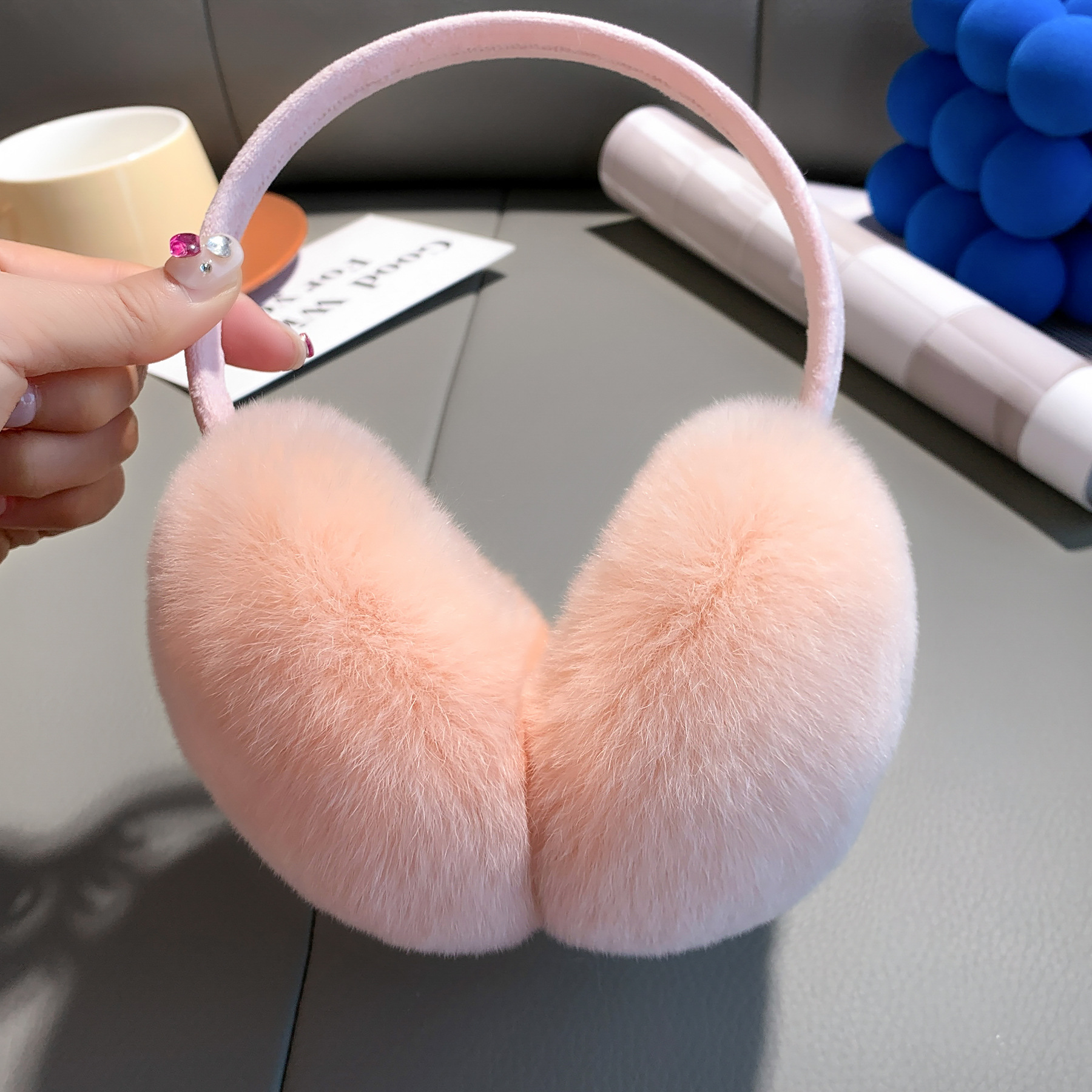 クリーム色のウサギの毛が可愛いです。耳当ては伸縮可能です。