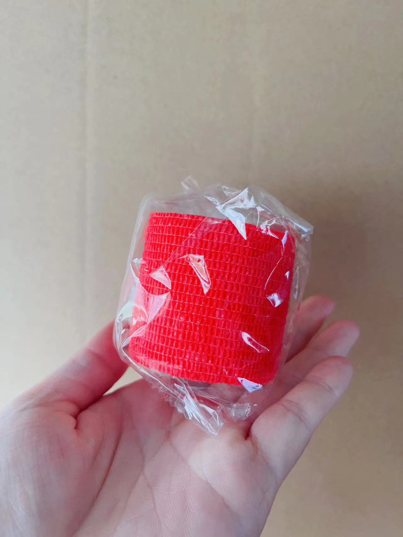 Fabricante universal no tejido elástico autoadhesivo vendaje escritura dedo tobillo vendaje deportes tatuaje mascota vendaje