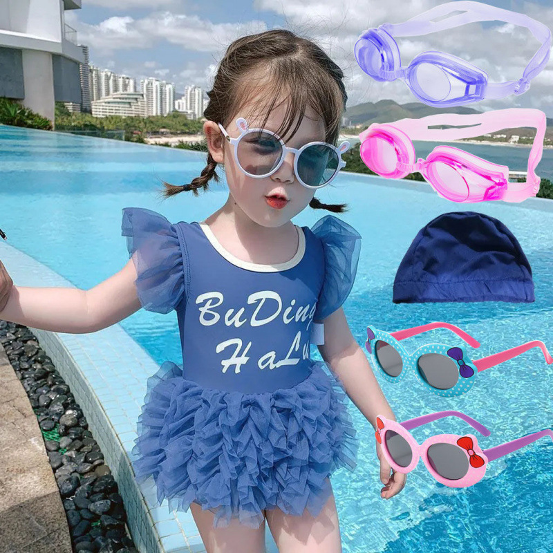 Trajes de baño azul + sombrero de baño + gafas de sol + gafas de baño