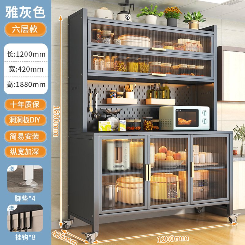 台所の物置棚家庭用の雑物のロッカーが床に落ちて、多層の物置棚の調味料の食器棚が壁の食器棚に寄りかかっています。|undefined