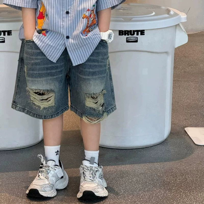 Мальчики 2025 лето новые корейские модные универсальные рваные джинсовые шорты в американском стиле, детские трендовые шорты