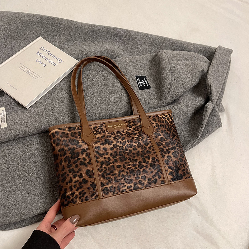 Bolsa de leopardo retro esmaltada para mujeres 2024 nueva moda bolso de hombro de brazo otoño y invierno gran capacidad bolso de viaje