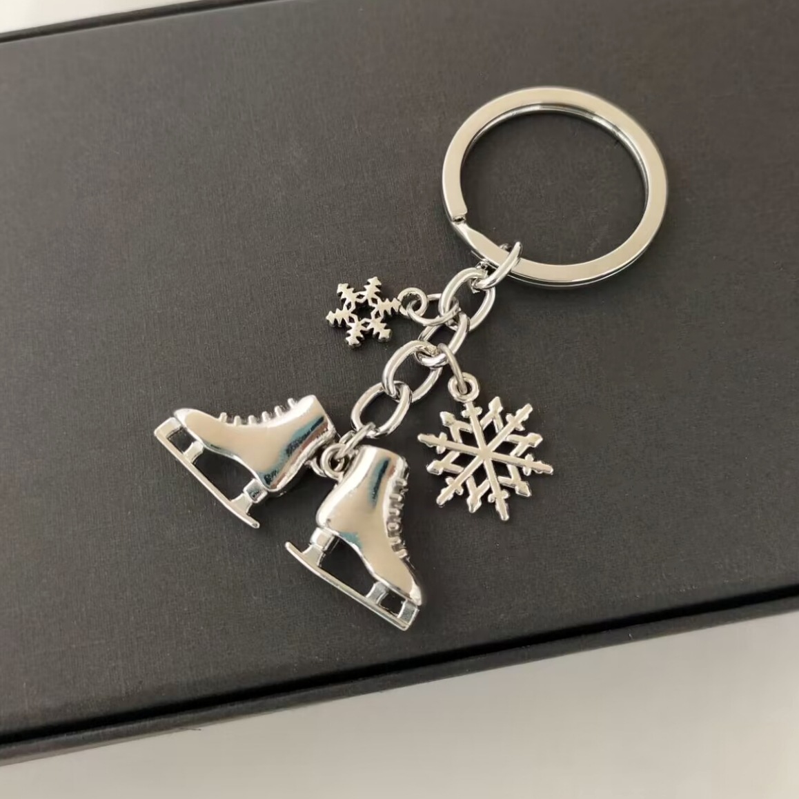 Nuevo invierno europeo y americano transfronterizo Venta caliente copo de nieve patines aleación llavero Navidad joyería