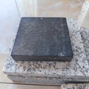 ������Ї��ڻ�������֦���ɹź�ʯ�ĺ�ɫ����ʯ��