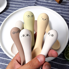 一体のシリカゲルの柔らかいスプーンの赤ちゃんの補助スプーンの赤ちゃんは食事をしてスプーンの子供の丸い柄のスプーンを食べます。