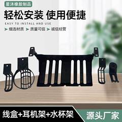 電気競争のテーブルの下にケーブルを埋めて整理します。