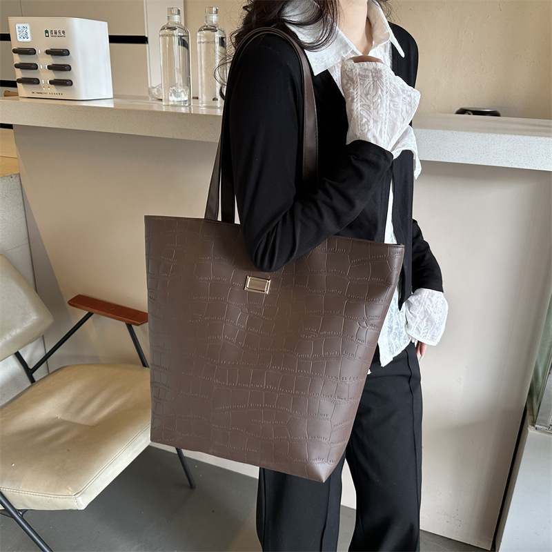 Bolsa retro 2025 nueva primavera y verano marea sensación de amplio sentido bolso de hombro para mujeres de gran capacidad de moda para viajar bolso para mujeres