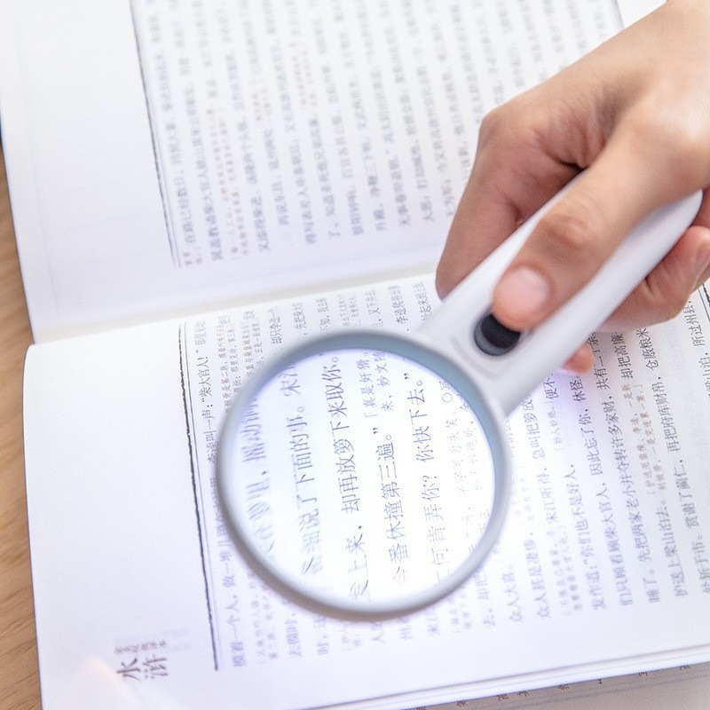 Handheld magnifying glass