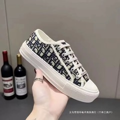 新しい老眼刺繍文字 D ホームキャンバスシューズ男性と女性のためのトレンディな 2024 夏の新しいフラット多用途カジュアルシューズ