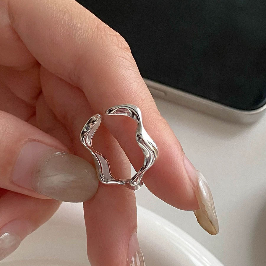 Glossy wavy one size brand small design ring