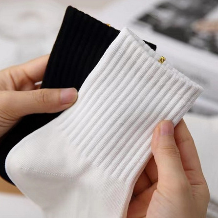 ��Ͳ������ϵ�⴩�ٴ��˶������кڰ״�ɫ��Լ����