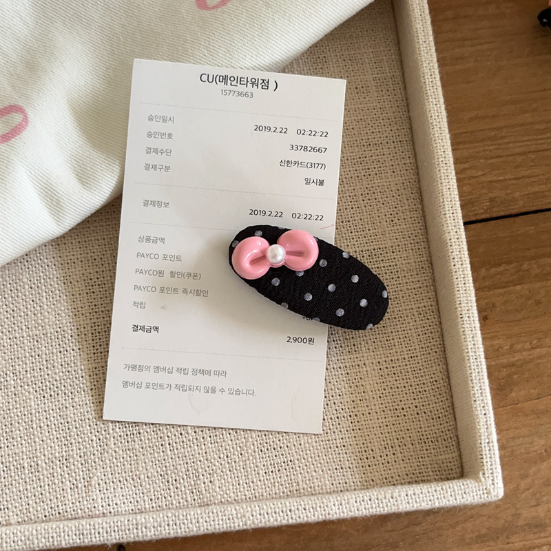 かわいい白黒の波点kt蝶結びのアヒルの口は甘い妹を挟みます。