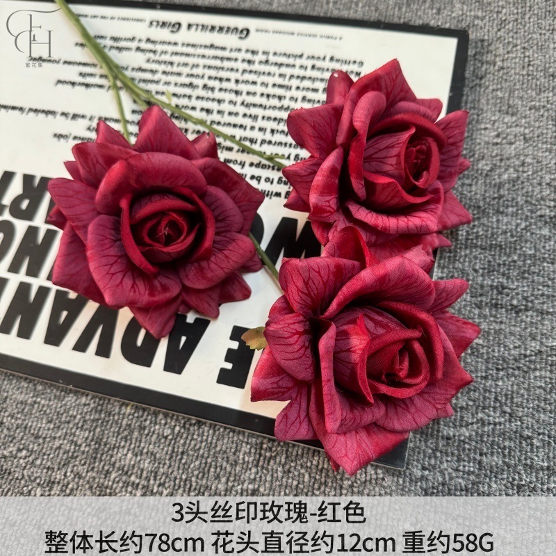 Tres rosas impresas en seda