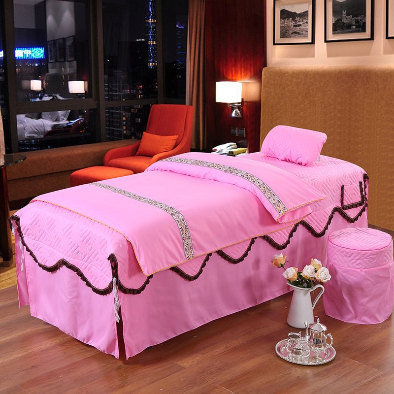 블랙 레이스와 유니버셜 카멜 컬러로