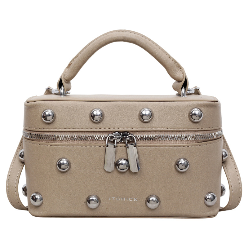 Bolsos portátiles de textura alta para mujeres 2026 nuevos nichos transfronterizos de diseño remaches de moda versátil bolso de mochila